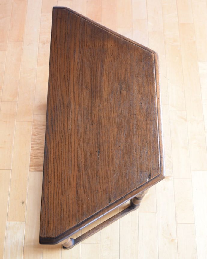 アンティークのテーブル アンティーク家具 コンソール 天板はテーブル代わりに使えます上から天板を見ると、こんな感じでキレイに仕上げました。(j-2695-f)