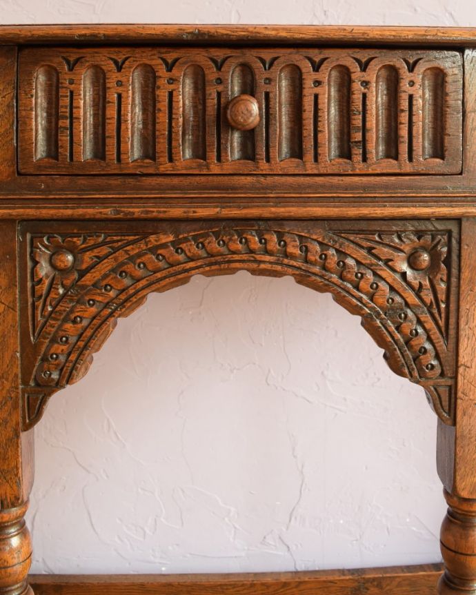 アンティークのテーブル アンティーク家具 コンソール いろんな場所にこだわり彫のデザインもいろいろです。(j-2695-f)