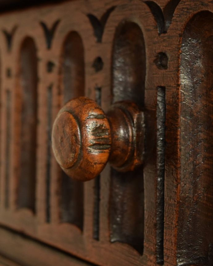 アンティークのテーブル アンティーク家具 コンソール 開ける度にワクワクしちゃう取っ手取っ手もアンティークらしいデザインで素敵なんです。(j-2695-f)