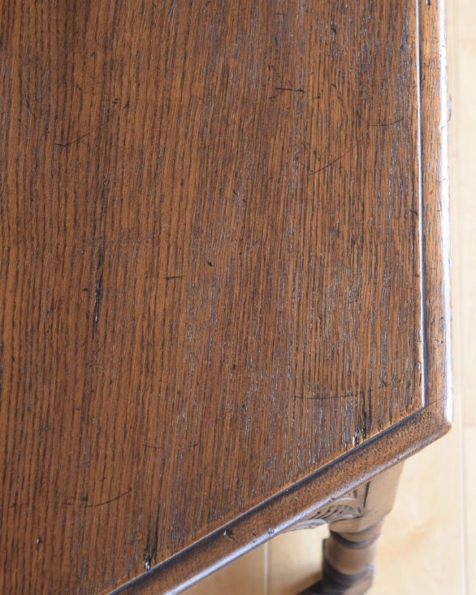アンティークのテーブル アンティーク家具 コンソール 天板を近づいてみると…アンティークだから手に入れることが出来る天板に使われている銘木の美しさにうっとりです。(j-2695-f)