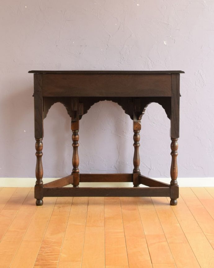 アンティークのテーブル アンティーク家具 コンソール しっかり修復しましたアンティークは新品ではないので、もちろん経年変化によるキズはありますが、Handleでは専門の職人がしっかり修復したものだけをお送りしているので後ろ姿もキレイです。(j-2695-f)