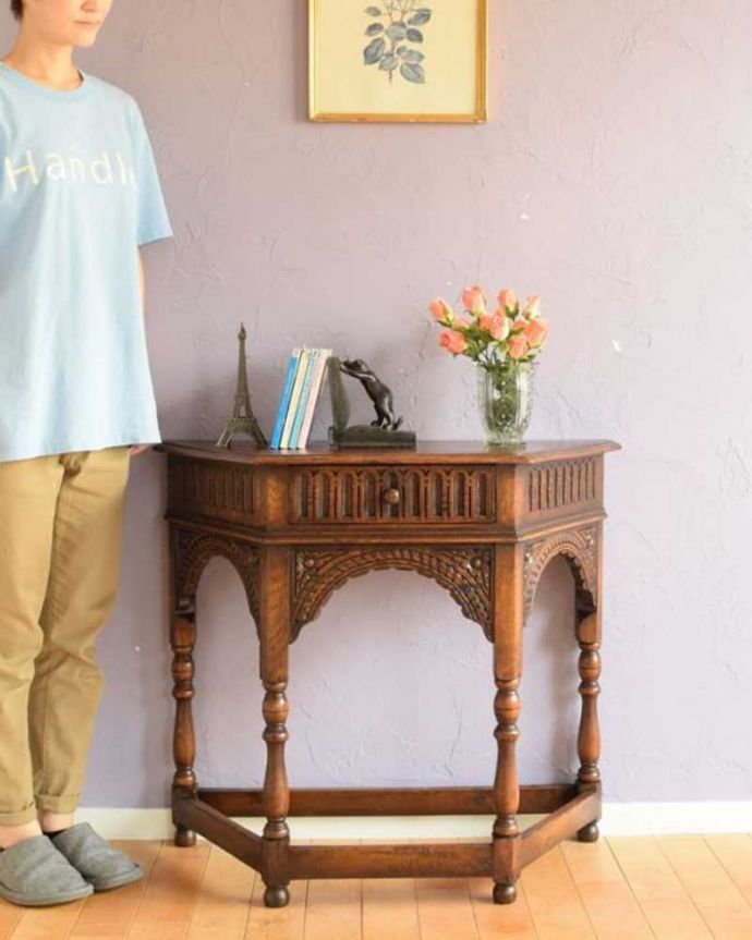 アンティークのテーブル アンティーク家具 コンソール 壁からお部屋を彩ってくれるアンティーク家具コンソールテーブルは見せる場所を作ってくれる最強のアンティーク家具。(j-2695-f)