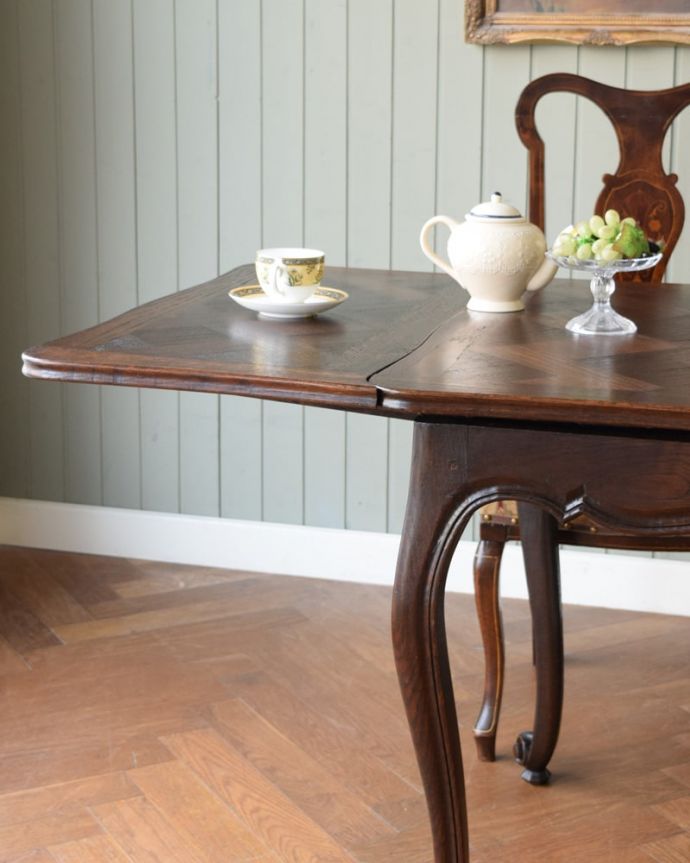 アンティークのテーブル アンティーク家具 ドローリーフテーブル やっぱり脚の美しさが自慢なんです!一番最初に目に飛び込んでくるフレンチカブリオレレッグ。(j-2696-f)