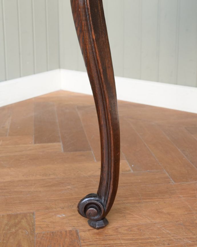 アンティークのテーブル アンティーク家具 ドローリーフテーブル 持ち上げなくても移動できます!Handleのアンティークは、脚の裏にフェルトキーパーをお付けしていますので、持ち上げなくても床を滑らせて移動させることが出来ます。(j-2696-f)