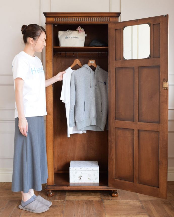 ワードローブ　アンティーク家具　ワードローブ　今日は何を着ようかな？お出かけ前のひとときも、このワードローブがあれば、さらに楽しい時間になります。(j-2697-f)