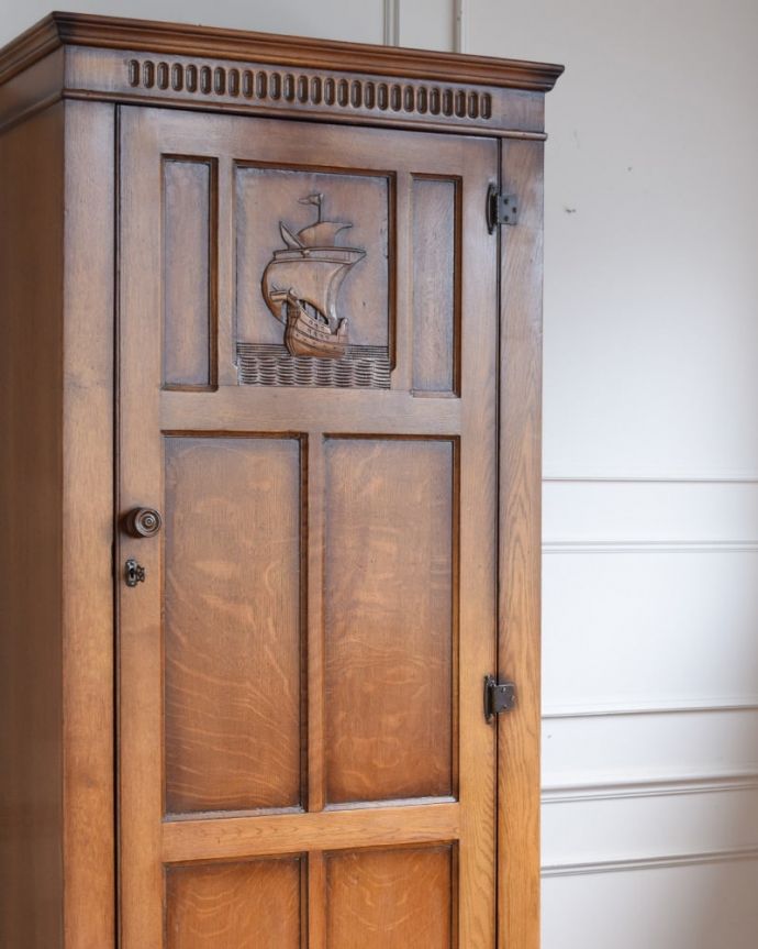 ワードローブ　アンティーク家具　ワードローブ　アンティークらしい装飾が魅力サイズの大きい家具だからこそ、やっぱり美しい装飾がアンティークの魅力。(j-2697-f)