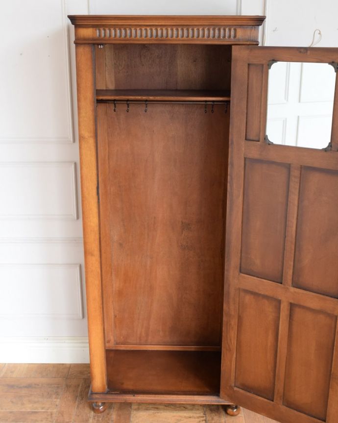 ワードローブ　アンティーク家具　ワードローブ　扉を開けて中を見ると･･･こんな感じで、たっぷり収納できます。(j-2697-f)