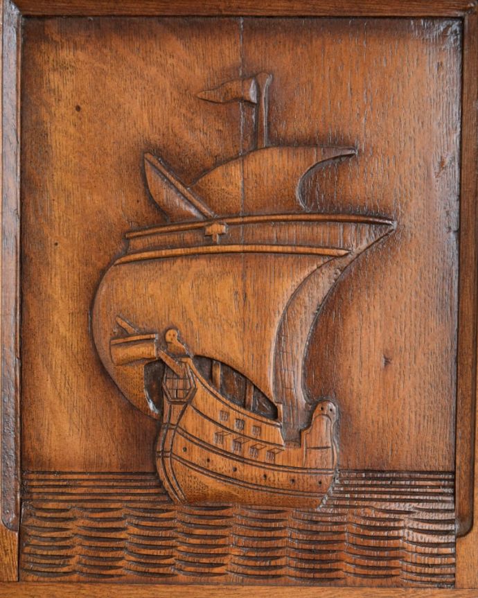 ワードローブ　アンティーク家具　ワードローブ　扉を彩る装飾やっぱり魅力は扉の装飾。(j-2697-f)