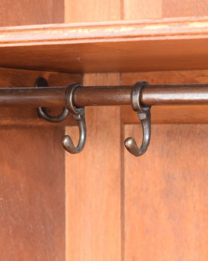 ワードローブ　アンティーク家具　ワードローブ　お洋服を掛ける場所ポールが付いているので、ここにハンガーを掛けてください。(j-2697-f)