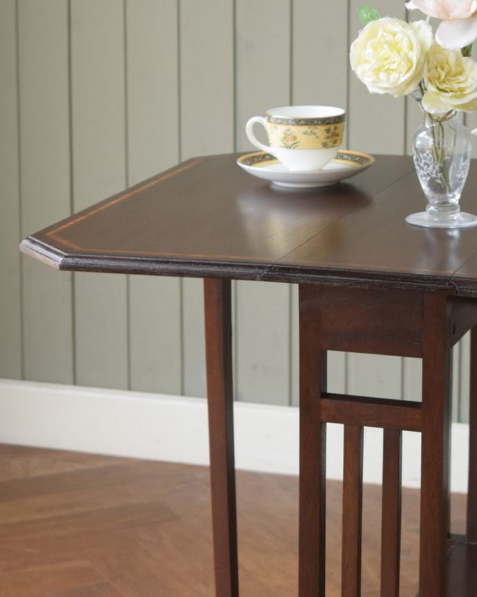 伸長式のおしゃれなアンティークテーブル