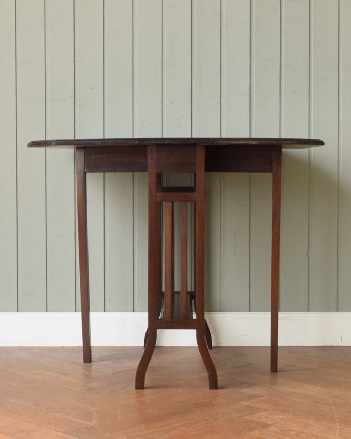 両足を広げた折り畳み式テーブル