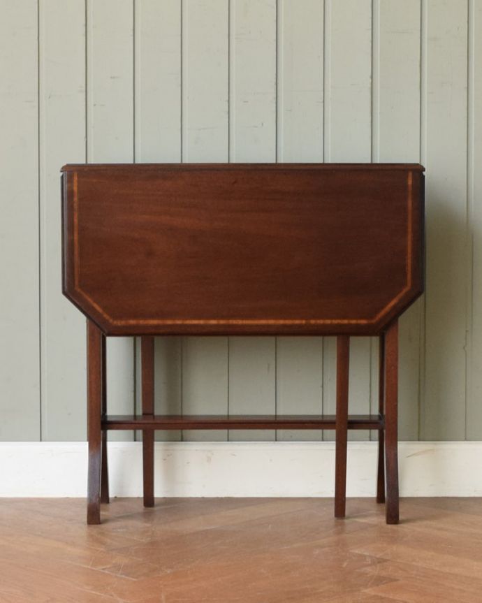 畳んだ時のゲートレッグテーブル