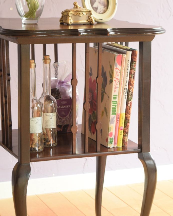 アンティーク家具らしい美しい細工