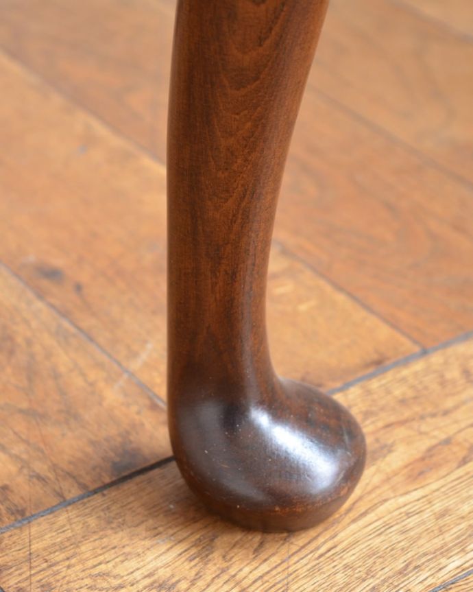 アンティークのテーブル　アンティーク家具　オケージョナルテーブル　持ち上げなくても大丈夫！Handleのアンティークは、脚の裏にフェルトキーパーをお付けしています。(j-2700-f)