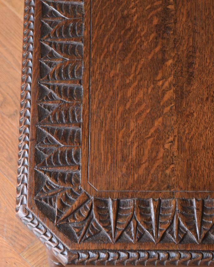 アンティークのテーブル アンティーク家具 オケージョナルテーブル 近づいて見てみると・・・天板を見てみるとこんな感じです。(j-2701-f)