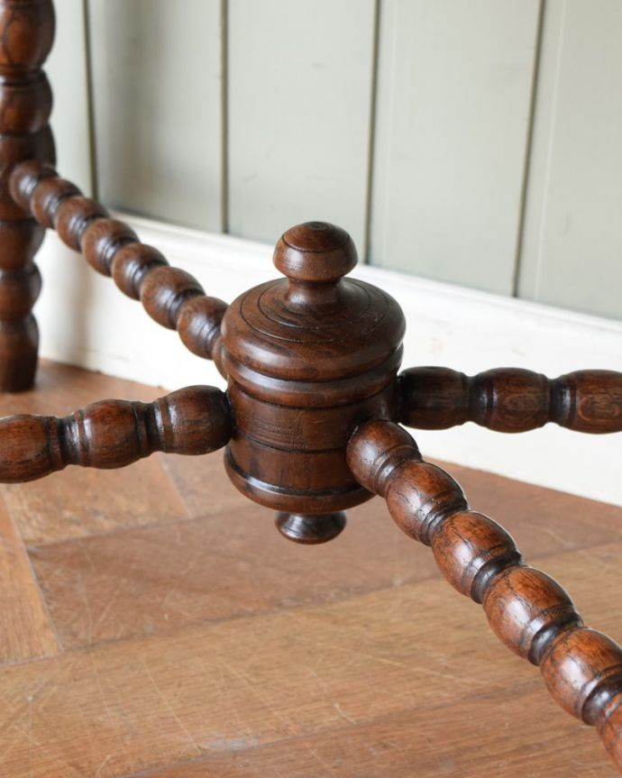 アンティークのテーブル アンティーク家具 オケージョナルテーブル いろんな場所にこだわり彫のデザインもいろいろです。(j-2701-f)