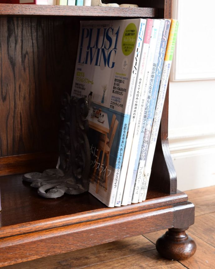 アンティークのオープンシェルフ、コーナーに置けるイギリスの本棚