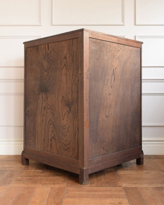 アンティークのキャビネット アンティーク家具 ブックシェルフ 後ろ姿もキレイですアンティークは新品ではないので、もちろん経年変化によるキズはありますが、専門の職人が修復したので、後ろ姿もキレイです。(j-2702-f)