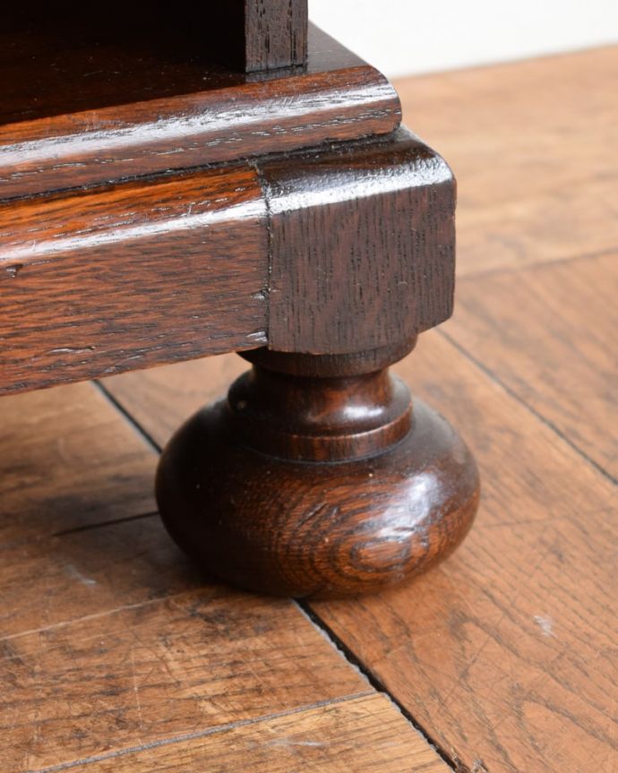 アンティークのキャビネット アンティーク家具 ブックシェルフ 女性1人でラクラク運べちゃう仕掛けHandleのアンティークは、脚の裏にフェルトキーパーをお付けしています。(j-2702-f)