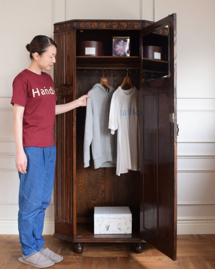 ワードローブ アンティーク家具 ワードローブ 今日は何を着ようかな?お出かけ前のひとときも、このワードローブがあれば、さらに楽しい時間になります。(j-2703-f)