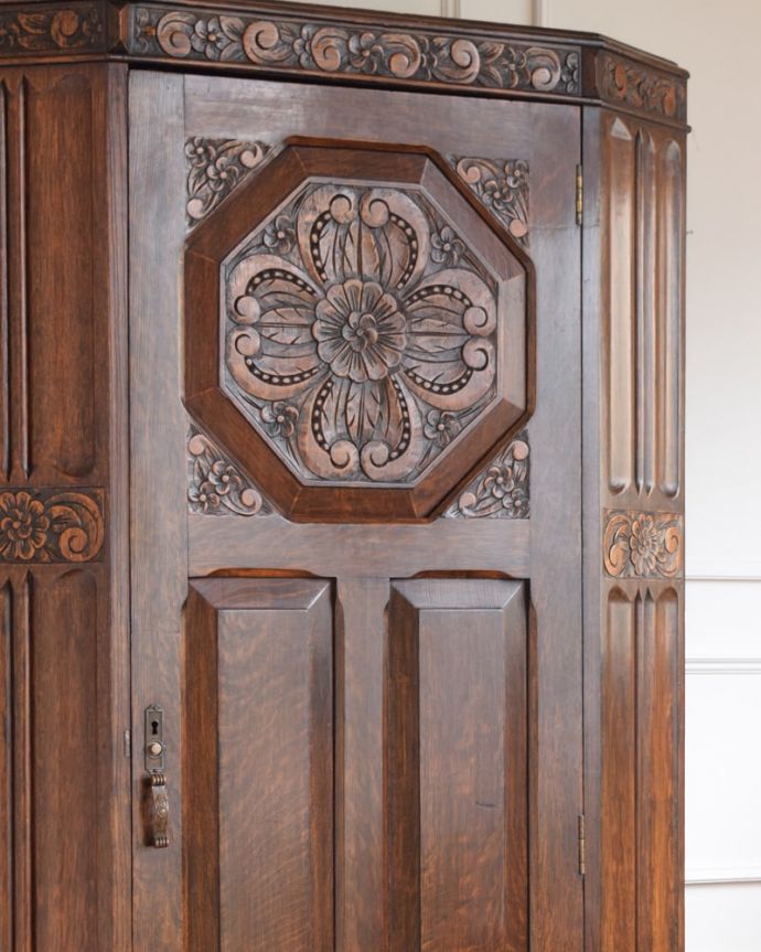 ワードローブ アンティーク家具 ワードローブ アンティークらしい装飾が魅力サイズの大きい家具だからこそ、やっぱり美しい装飾がアンティークの魅力。(j-2703-f)