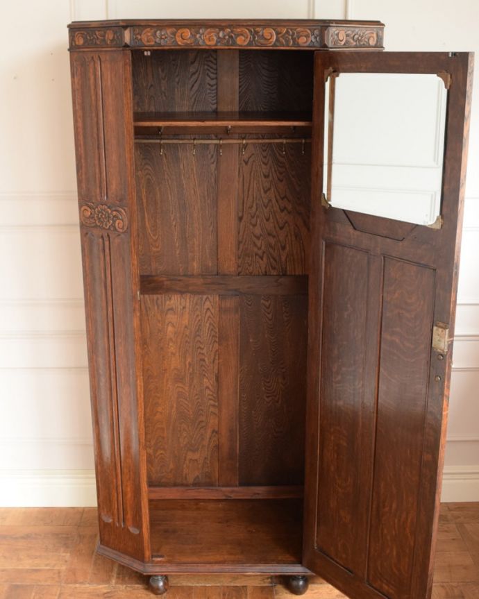 ワードローブ アンティーク家具 ワードローブ 扉を開けて中を見ると・・・こんな感じで、たっぷり収納できます。(j-2703-f)