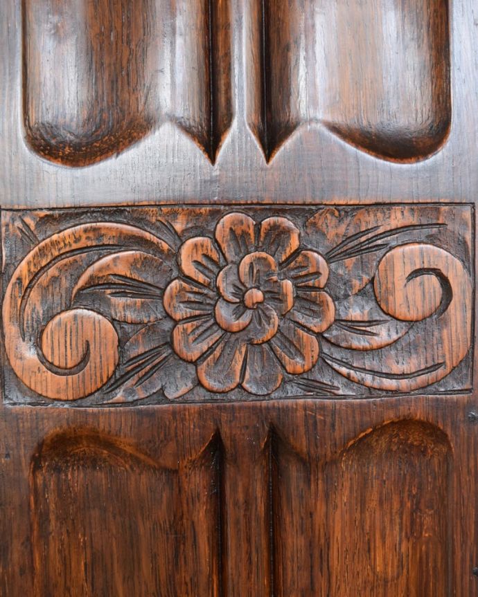 ワードローブ アンティーク家具 ワードローブ 惚れ惚れしちゃう美しさこんなに堅い無垢材に一体どうやって彫ったんだろう?と不思議になるくらい細かい彫にうっとりです。(j-2703-f)