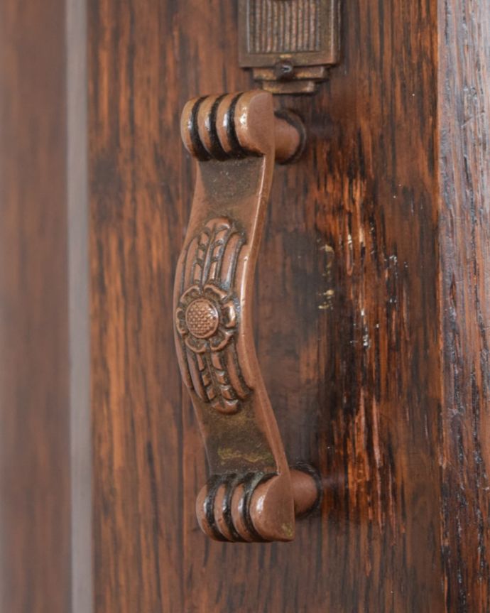 ワードローブ アンティーク家具 ワードローブ アンティークらしい素敵な取っ手取っ手のデザインも美しい・・・こんなところからもアンティークらしさが感じられます。(j-2703-f)