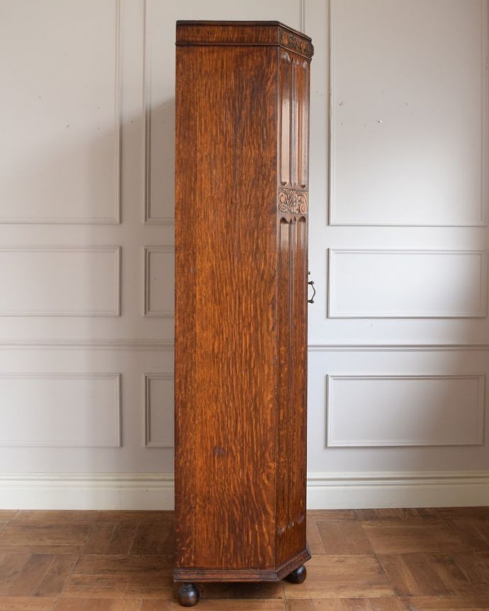 ワードローブ アンティーク家具 ワードローブ 横から見た姿もステキ正面だけじゃなく横から見るとこんな感じです。(j-2703-f)