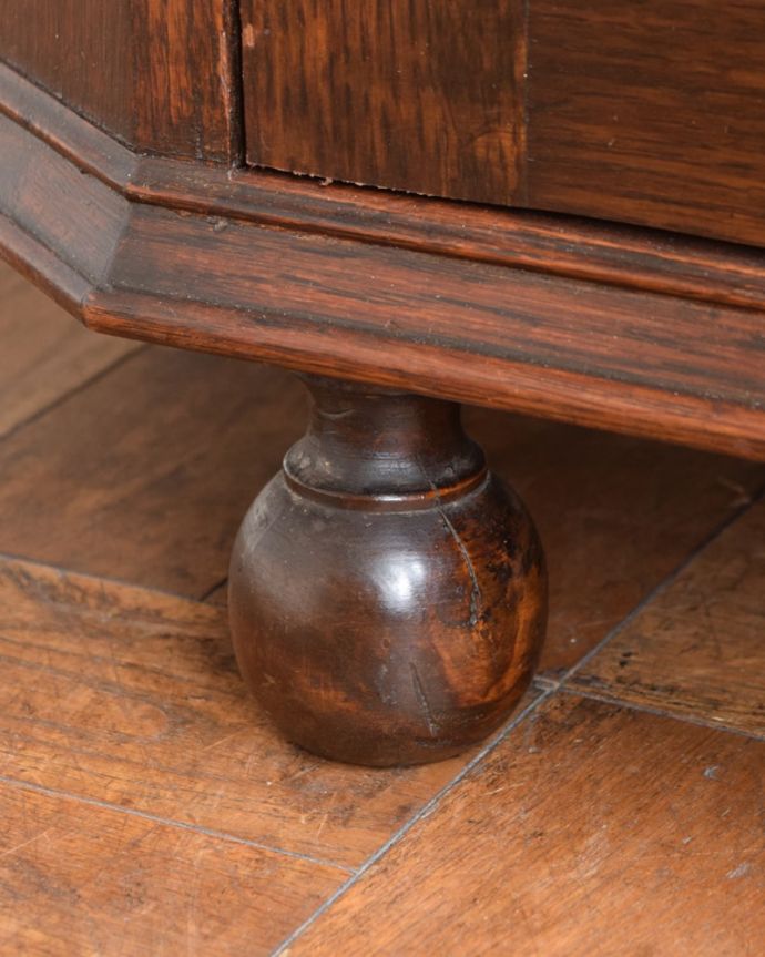 ワードローブ アンティーク家具 ワードローブ 女性でも運べちゃう理由は・・・Handleのアンティークは、脚の裏にフェルトキーパーをお付けしていますので、重い家具でも床を滑らせて移動出来ます。(j-2703-f)