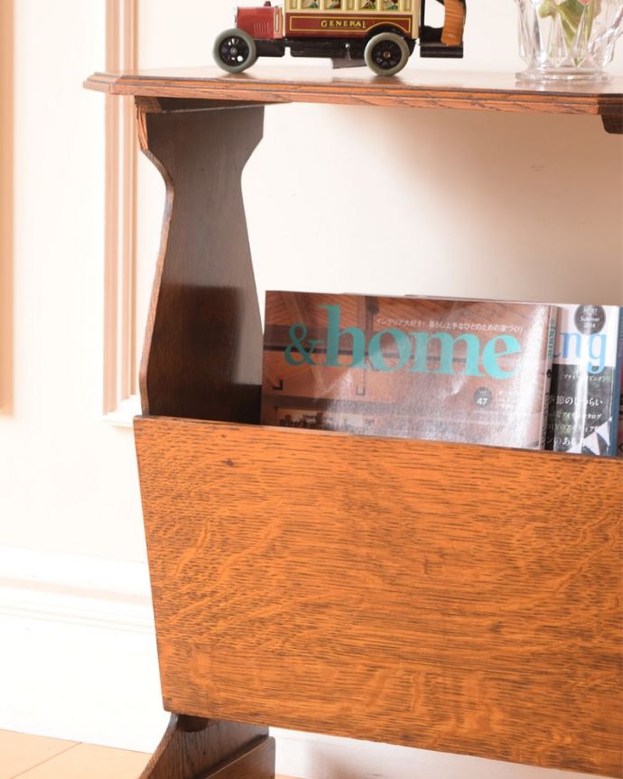 マガジンラック　アンティーク家具　マガジンラック　ちょっと置いておきたい…をキレイに収納新聞や雑誌など、ついついテーブルの上に置いてしまって雑多に見えるものが、コレさえあればキレイに収納出来てお部屋もスッキリ見えるんです。(j-2704-f)