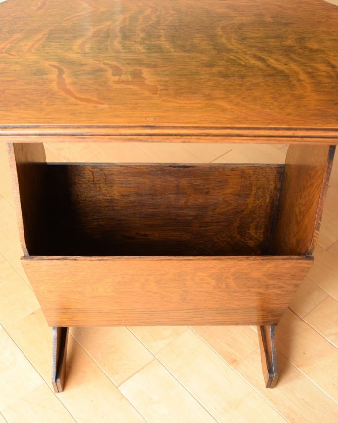 マガジンラック　アンティーク家具　マガジンラック　雑誌を入れる部分もキレイに修復しましたアンティークは新品ではないので経年変化によるキズはありますが、専門の職人がキレイにお直ししました。(j-2704-f)