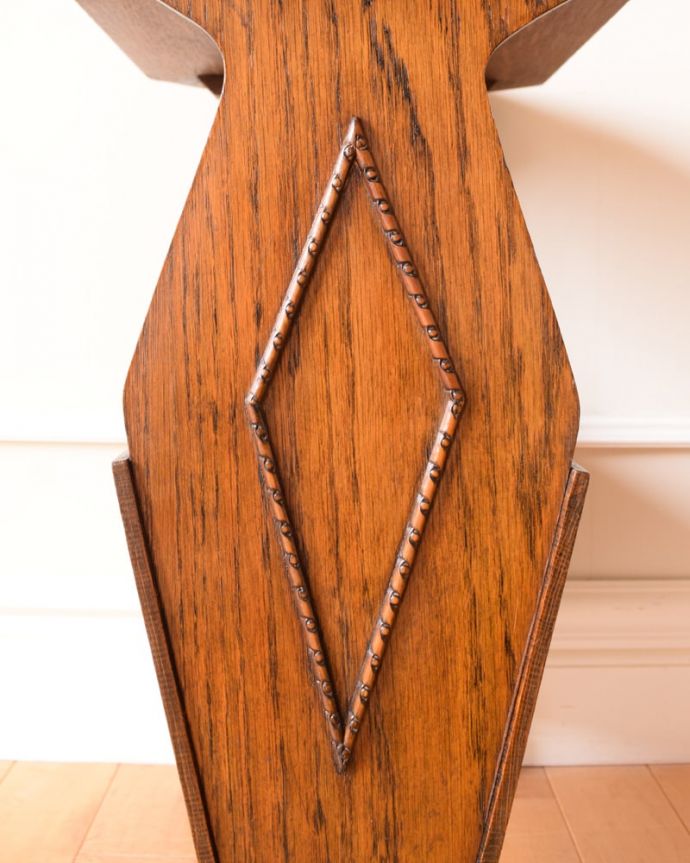 マガジンラック　アンティーク家具　マガジンラック　惚れ惚れしちゃう美しさこんなに堅い無垢材に一体どうやって彫ったんだろう？と不思議になるくらい細かい彫にうっとりです。(j-2704-f)