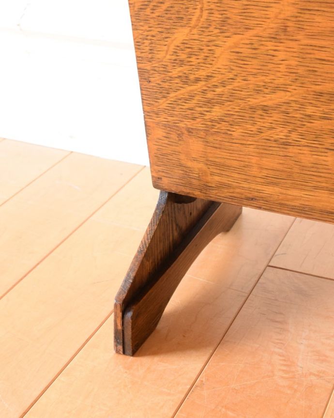 マガジンラック　アンティーク家具　マガジンラック　持ち上げなくても移動ラクラクHandleのアンティーク家具の足の裏にはフェルトキーパーをお付けしています。(j-2704-f)