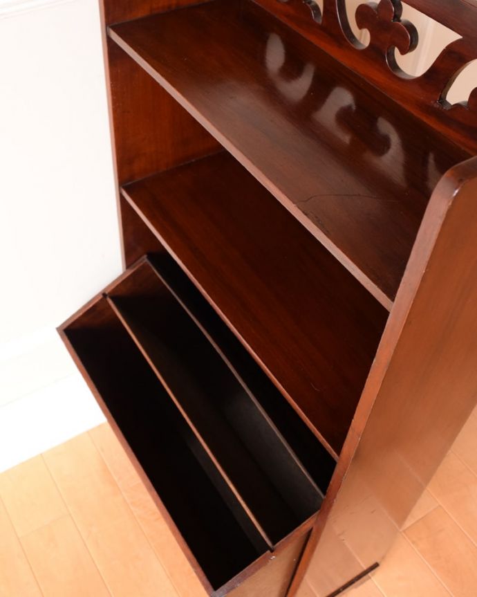 アンティークのキャビネット　アンティーク家具　シェルフ　上から見るとこんな感じです。(j-2705-f)