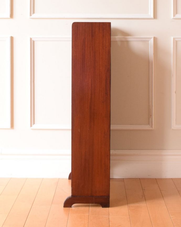 アンティークのキャビネット　アンティーク家具　シェルフ　横から見ても素敵なんですしっかり修復してあるのでどんな場所に置いて見てもらってもカッコいいです。(j-2705-f)