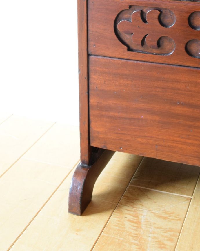 アンティークのキャビネット　アンティーク家具　シェルフ　女性1人でラクラク運べちゃう仕掛けHandleのアンティークは、脚の裏にフェルトキーパーをお付けしています。(j-2705-f)