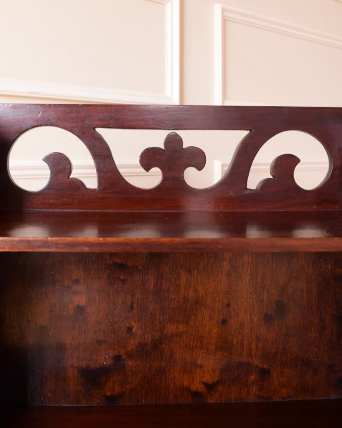 アンティークのキャビネット　アンティーク家具　シェルフ　いろんな場所にこだわり彫のデザインもいろいろです。(j-2705-f)