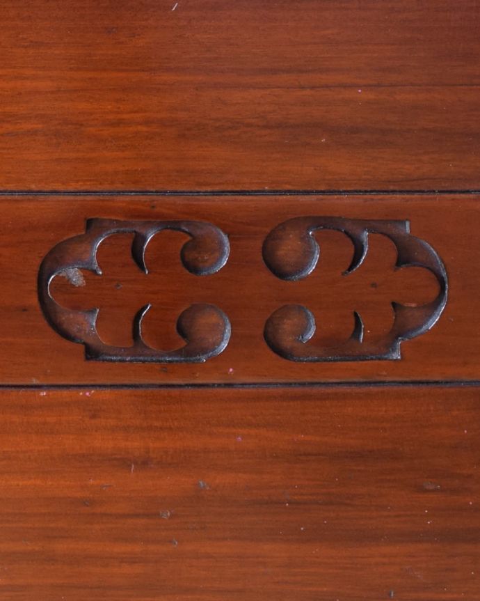 アンティークのキャビネット　アンティーク家具　シェルフ　ここの彫も最上級の美しさいろんな部分の美しさが重なり合って、最上級の美しさを醸し出してくれます。(j-2705-f)