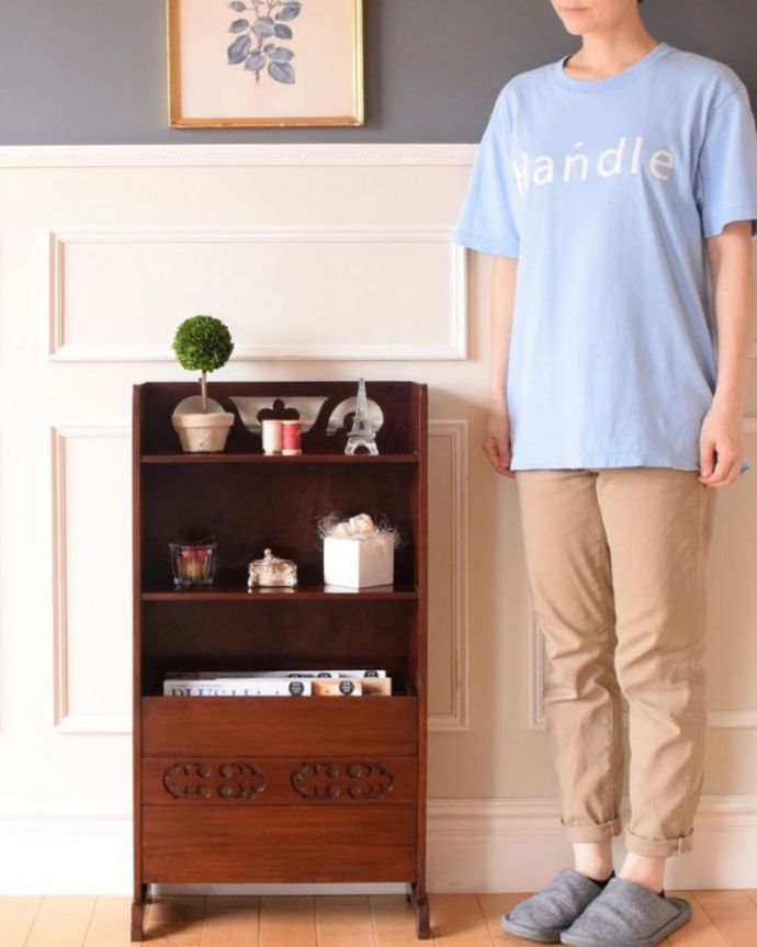 アンティークのキャビネット　アンティーク家具　シェルフ　マガジンラックと本棚が一緒になった英国家具オープンタイプの本棚の上にマガジンラックが付いた便利なアンティーク家具。(j-2705-f)