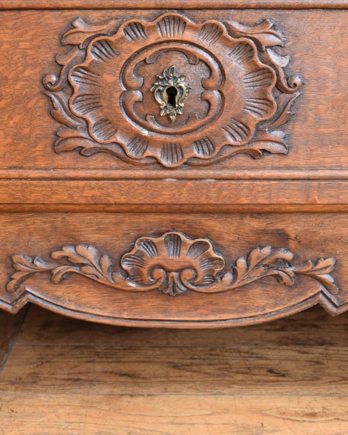 アンティークのチェスト　アンティーク家具　チェスト　フランスらしい彫りフランスらしさの象徴とも言える、優雅な彫りの装飾。(j-2706-f)