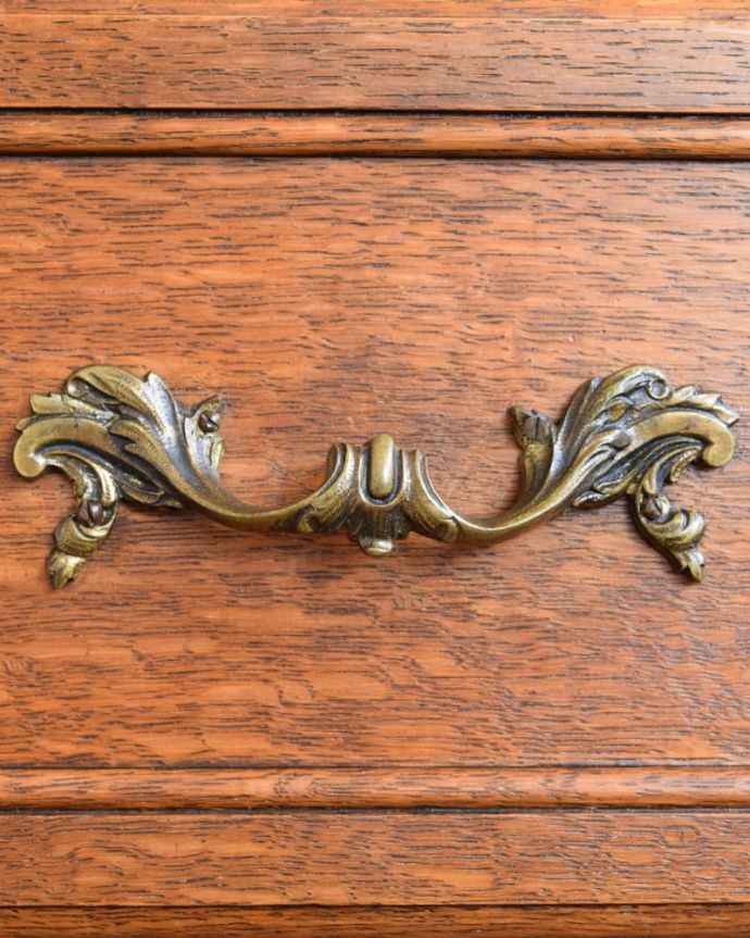 アンティークのチェスト　アンティーク家具　チェスト　開ける度にワクワクする取っ手フランスらしい優雅なデザインの取っ手。(j-2706-f)