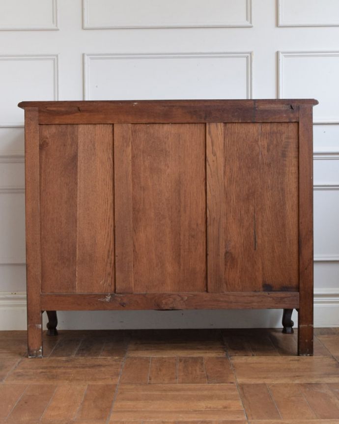 アンティークのチェスト　アンティーク家具　チェスト　修復したので後姿もキレイですアンティークは新品ではないので、もちろん経年変化によるキズはありますが、専門の職人が修復しています。(j-2706-f)