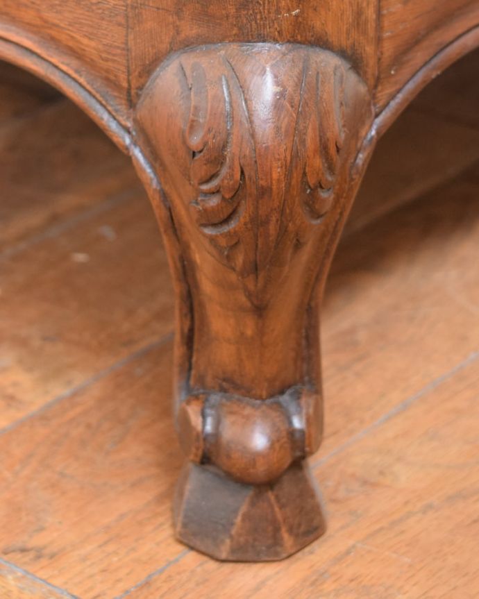 アンティークのチェスト　アンティーク家具　チェスト　優雅なデザインまだ機械が発達していない時代に、どうやって造ったんだろう･･･。(j-2706-f)