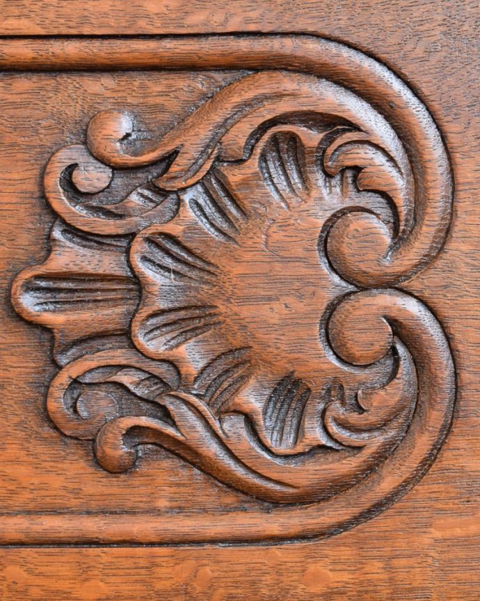 アンティークのチェスト　アンティーク家具　チェスト　いろんな場所にこだわり彫のデザインもいろいろです。(j-2706-f)