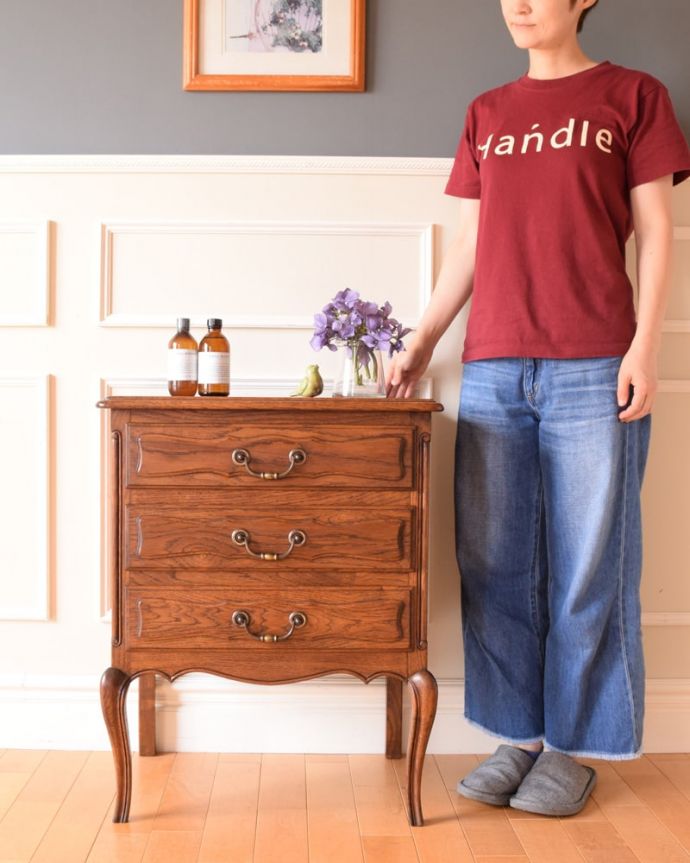 アンティークのチェスト　アンティーク家具　チェスト　長くて美しい脚に思わずうっとり･･･フランスのアンティーク家具らしく長くて優雅な脚線美のチェスト。(j-2707-f)