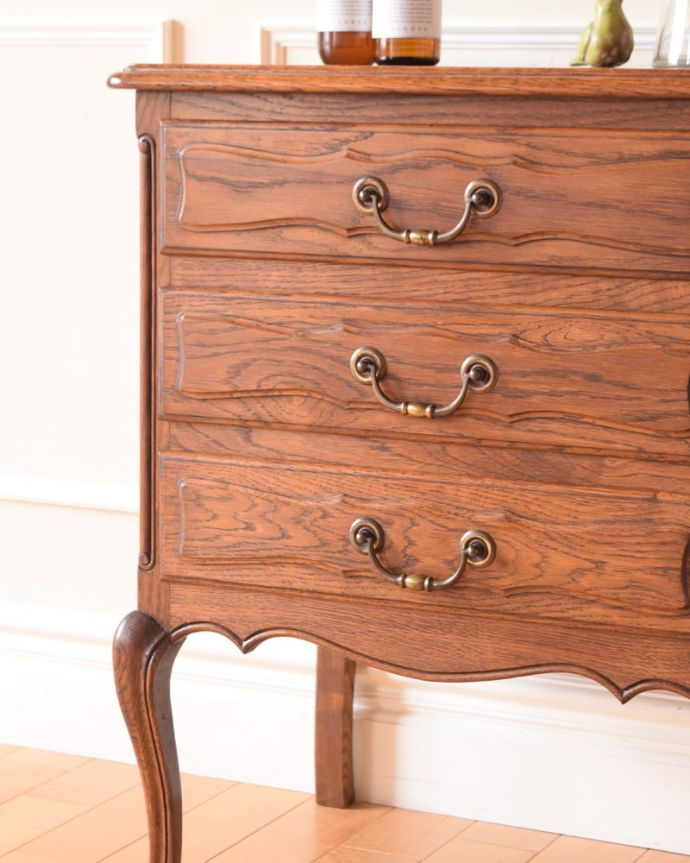 アンティークのチェスト　アンティーク家具　チェスト　収納だけじゃなく見て楽しむチェストチェストと言っても収納だけじゃなく見た目が素敵なんです。(j-2707-f)