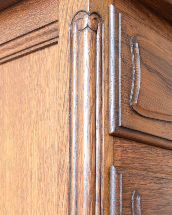 アンティークのチェスト　アンティーク家具　チェスト　優雅なデザインまだ機械が発達していない時代に、どうやって造ったんだろう･･･。(j-2707-f)