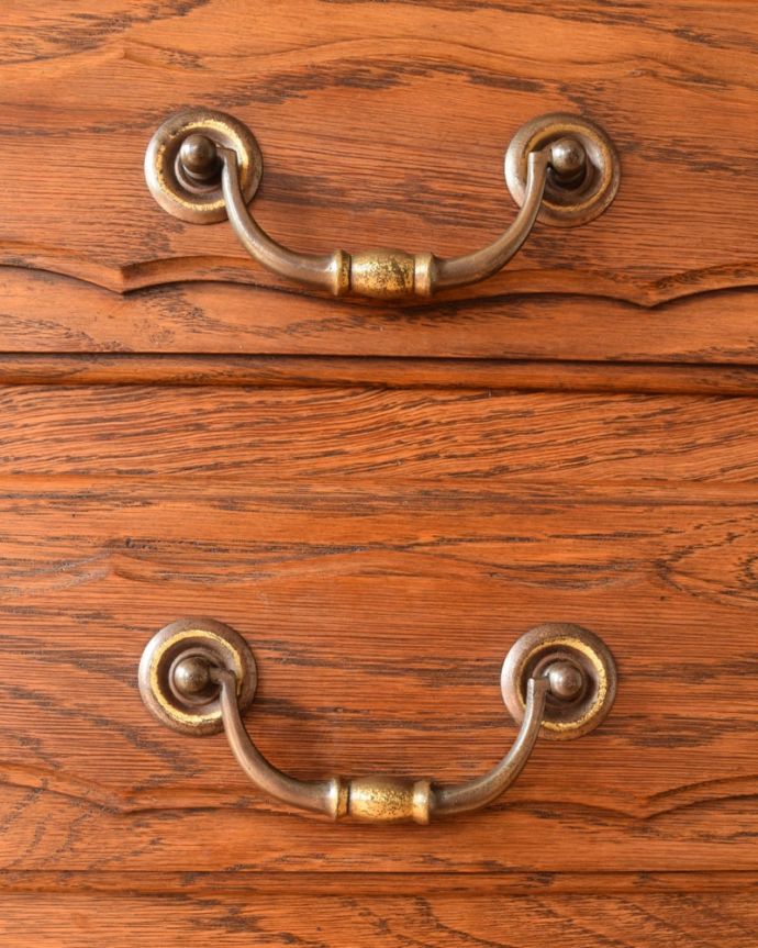 アンティークのチェスト　アンティーク家具　チェスト　開ける度にワクワクする取っ手フランスらしい優雅なデザインの取っ手。(j-2707-f)