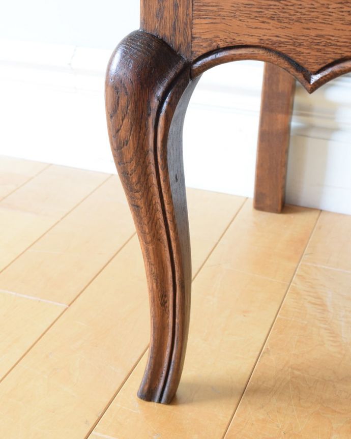 アンティークのチェスト　アンティーク家具　チェスト　女性1人でラクラク運べちゃう仕掛けHandleのアンティークは、脚の裏にフェルトキーパーをお付けしています。(j-2707-f)